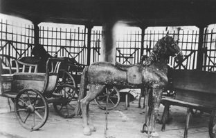 Pferd und Wagen des Karussells