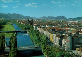 Blick über die Isar auf die Alpen