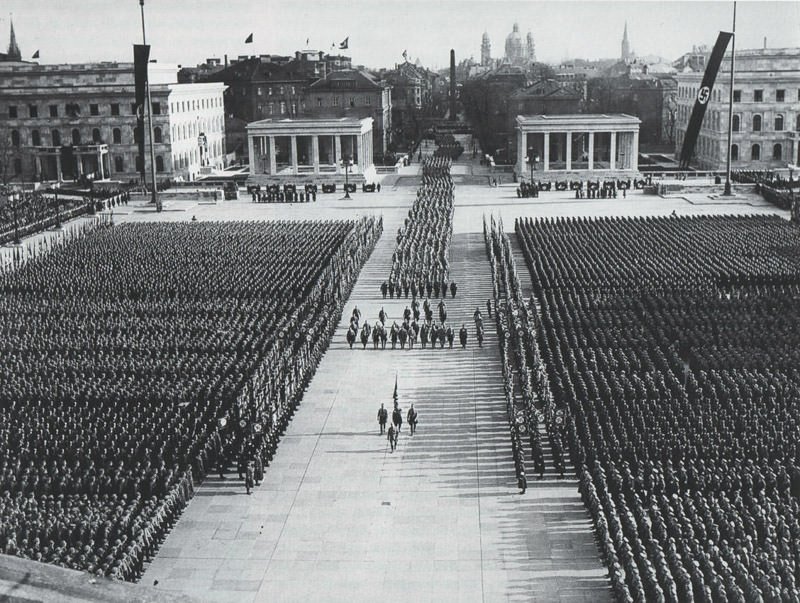 Aufmarsch am Königsplatz