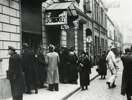 Passanten vor dem verwüsteten Restaurant Schwarz