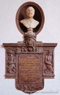 Gedenktafel und Büste von Karl Müller