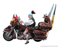 König Ludwig II. als Motoradfahrer – Foto aus München