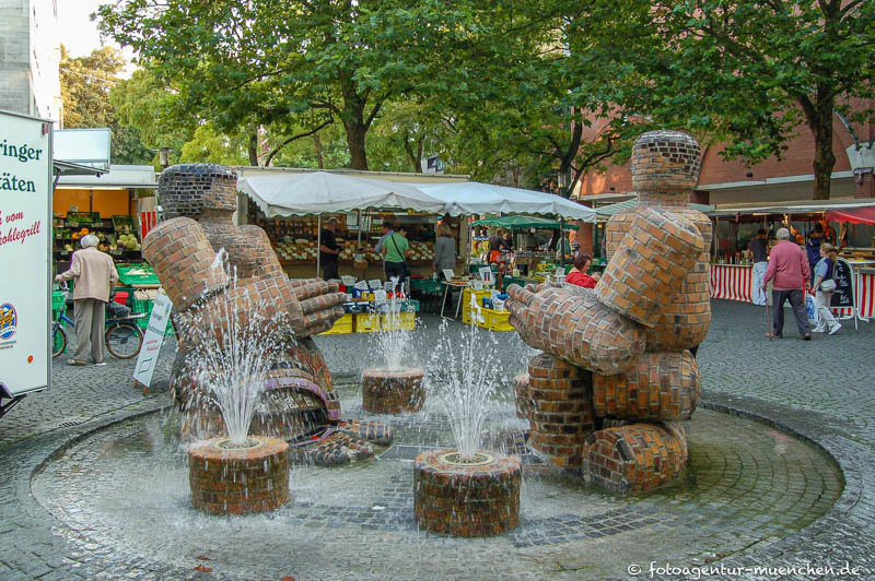 Steinernes Paar, sitzendes Paar - Schultze Klaus – Denkmal/Kunstwerk in München