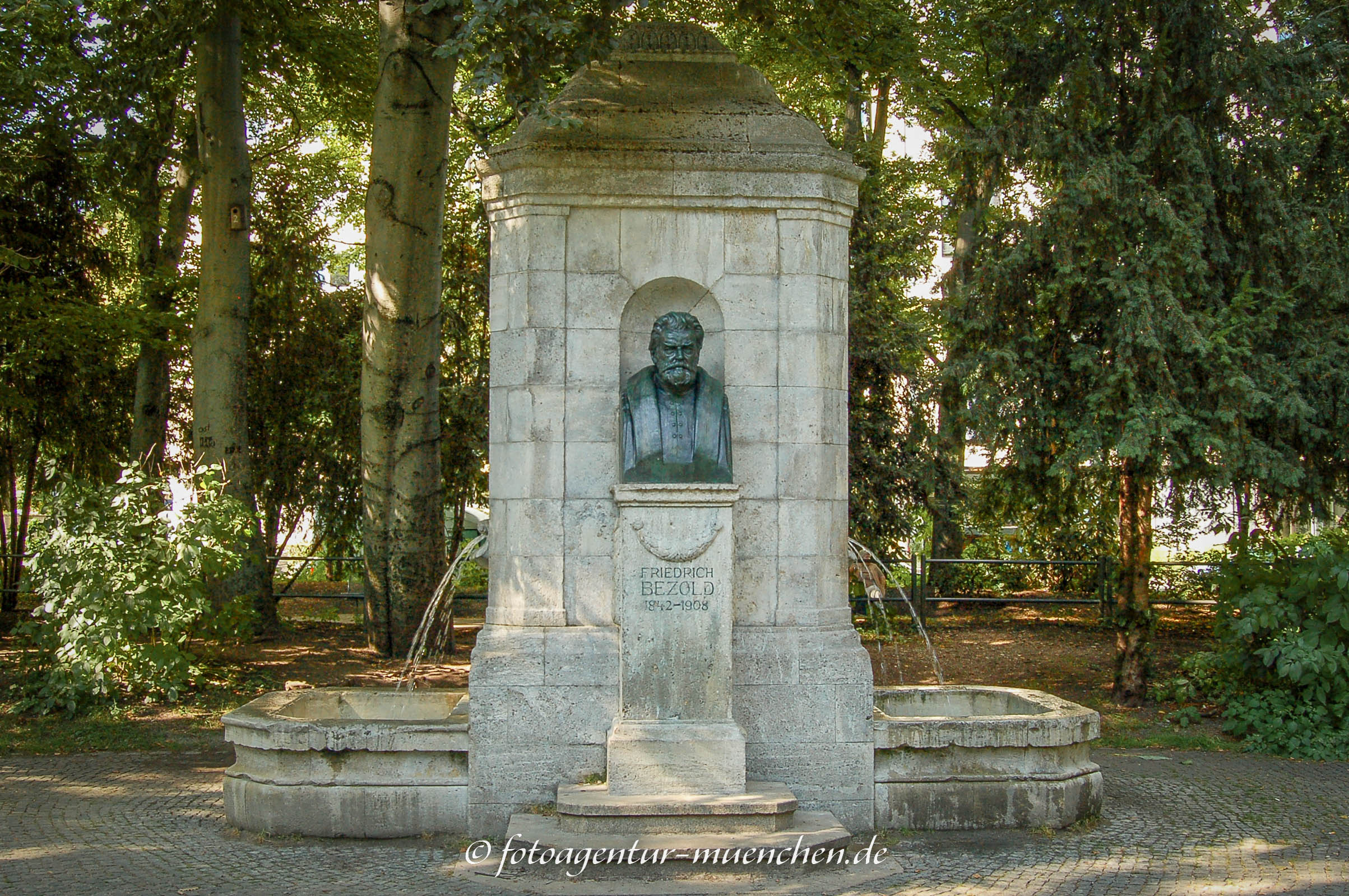Gedenkbrunnen - Friedrich Bezold