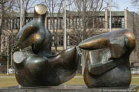 Zweiteilige liegende Figur