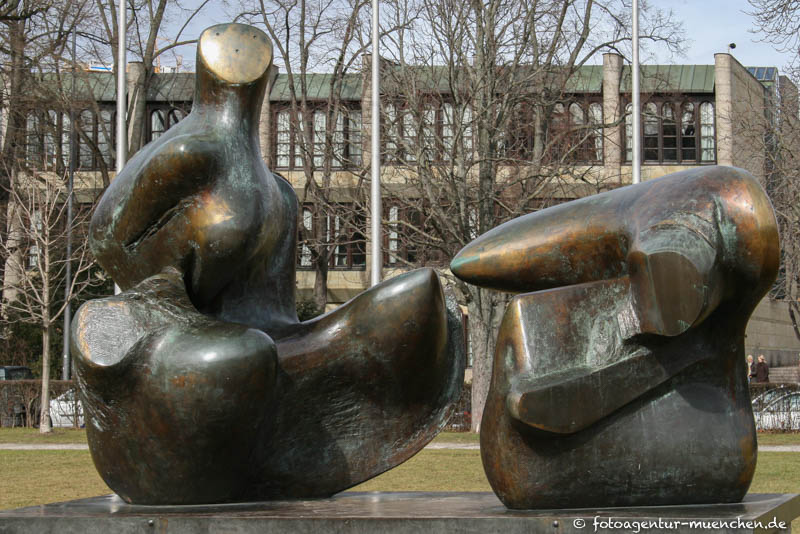 Zweiteilige liegende Figur - Moore Henry – Denkmal/Kunstwerk in München