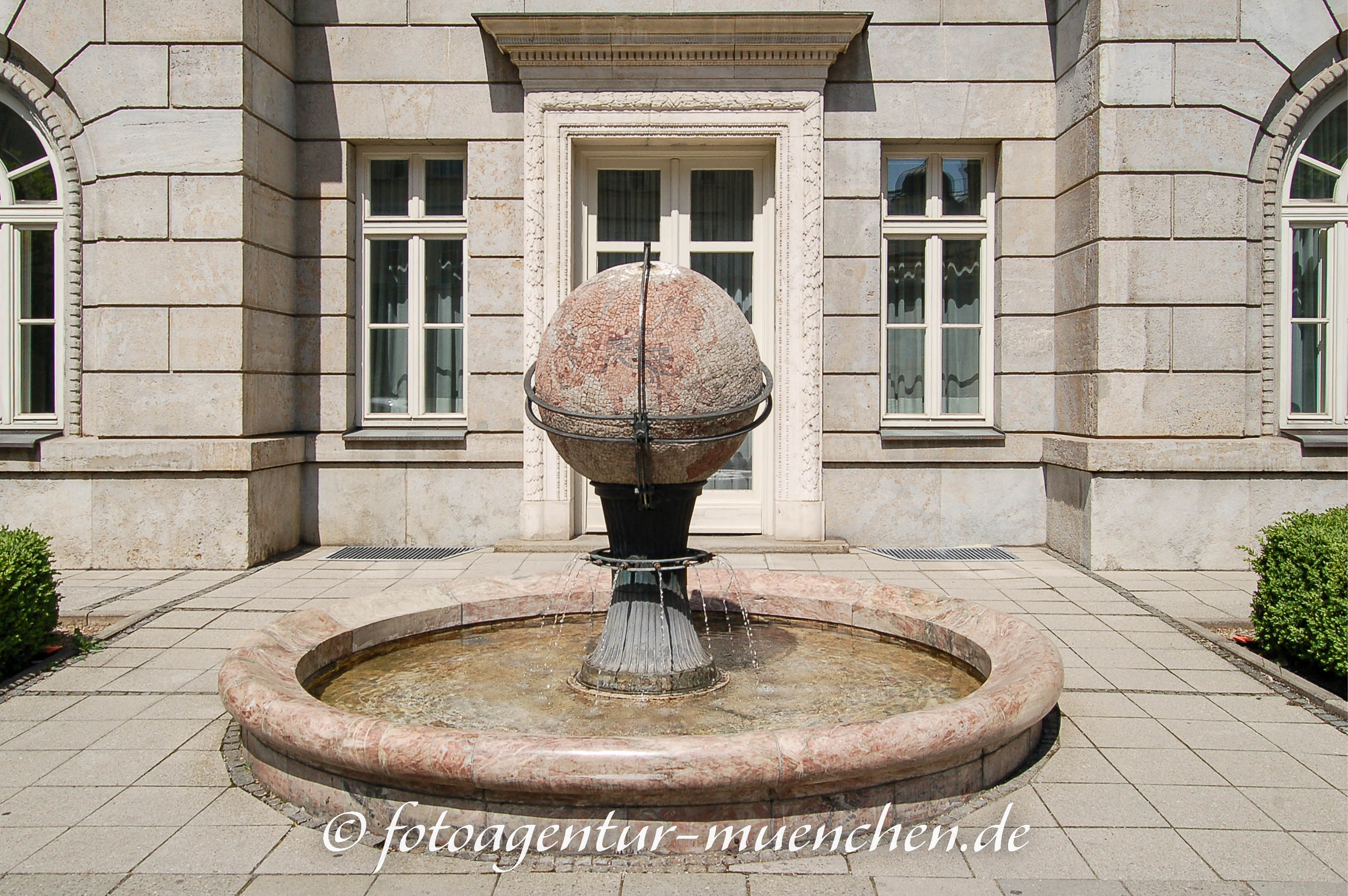 Globus-Brunnen