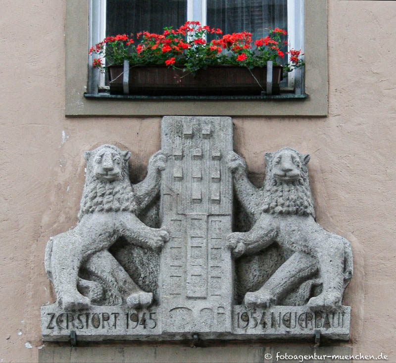 Löwen an der Donislfassade