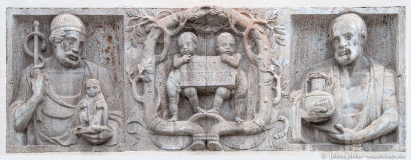 Poliklinik - Relief Aeskulap und Hippokrates - Seidler Julius – Denkmal/Kunstwerk in München
