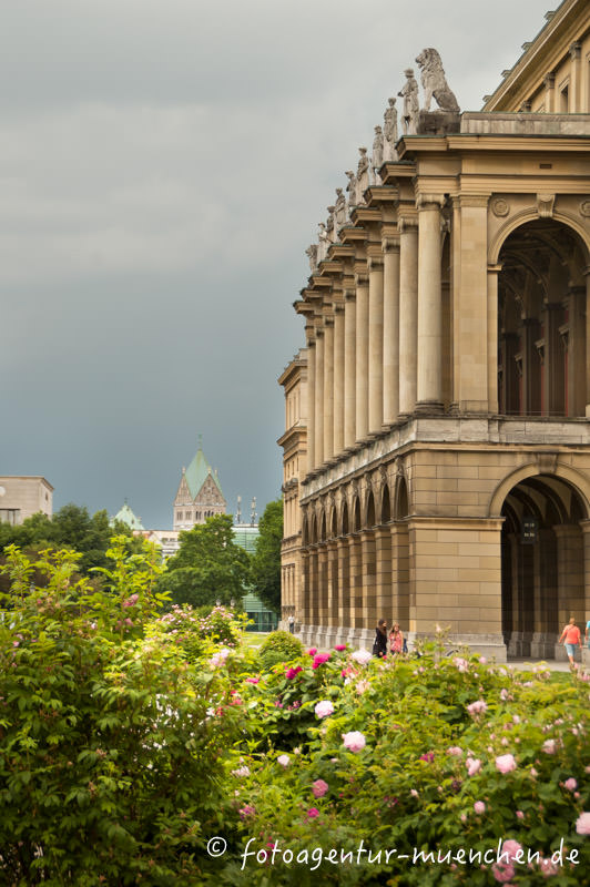 Hofgarten mit Blick auf die St. Anna Kirche