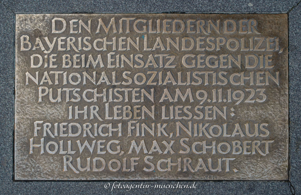 Bodenplatte für die getöteten Landespolizisten - Preis Toni – Denkmal/Kunstwerk in München