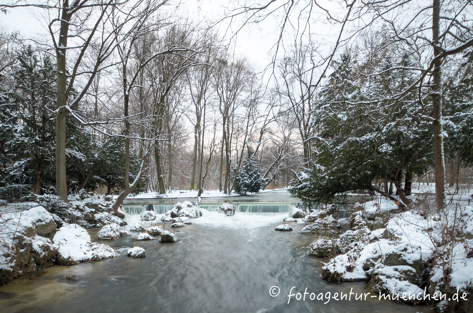 Großer Wasserfall im Englischen Garten