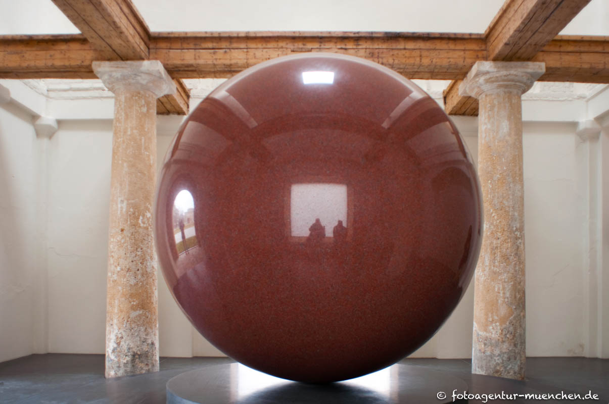 Large Red Sphere - Maria Walter De – Denkmal/Kunstwerk in München
