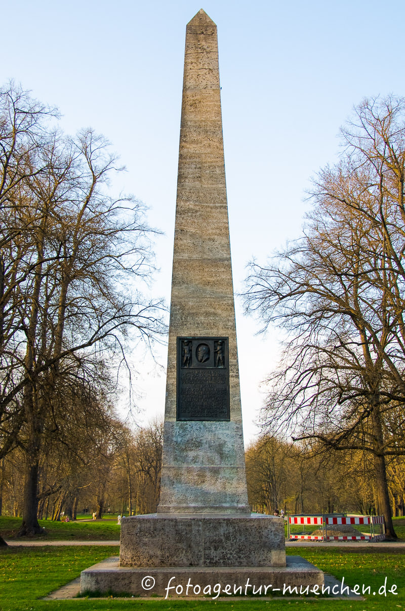 Obelisk im Luitpoldpark - Düll Heinrich, Pezold Georg – Denkmal/Kunstwerk in München