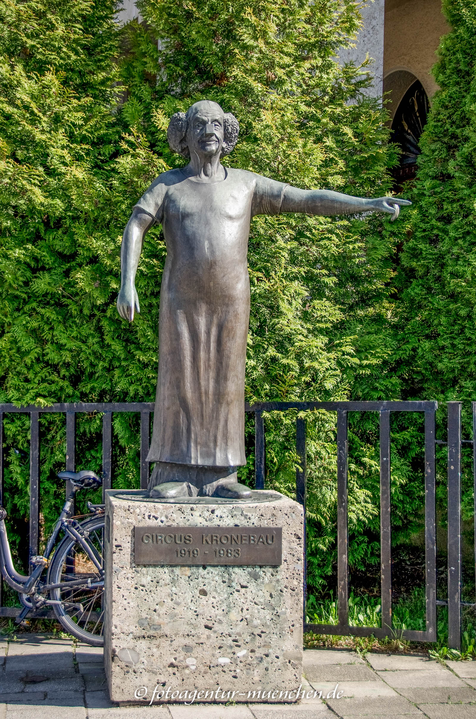 Bronzefigur des Clowns Charlie Rivel 