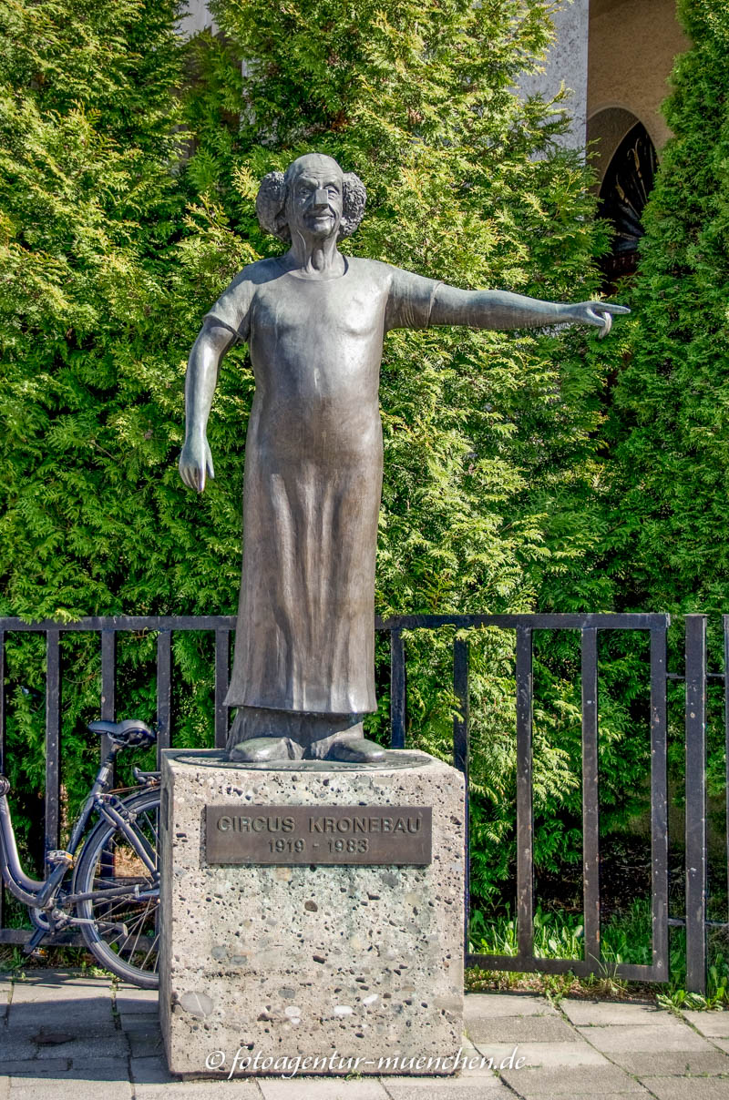 Bronzefigur des Clowns Charlie Rivel - Moser Kurt – Denkmal/Kunstwerk in München