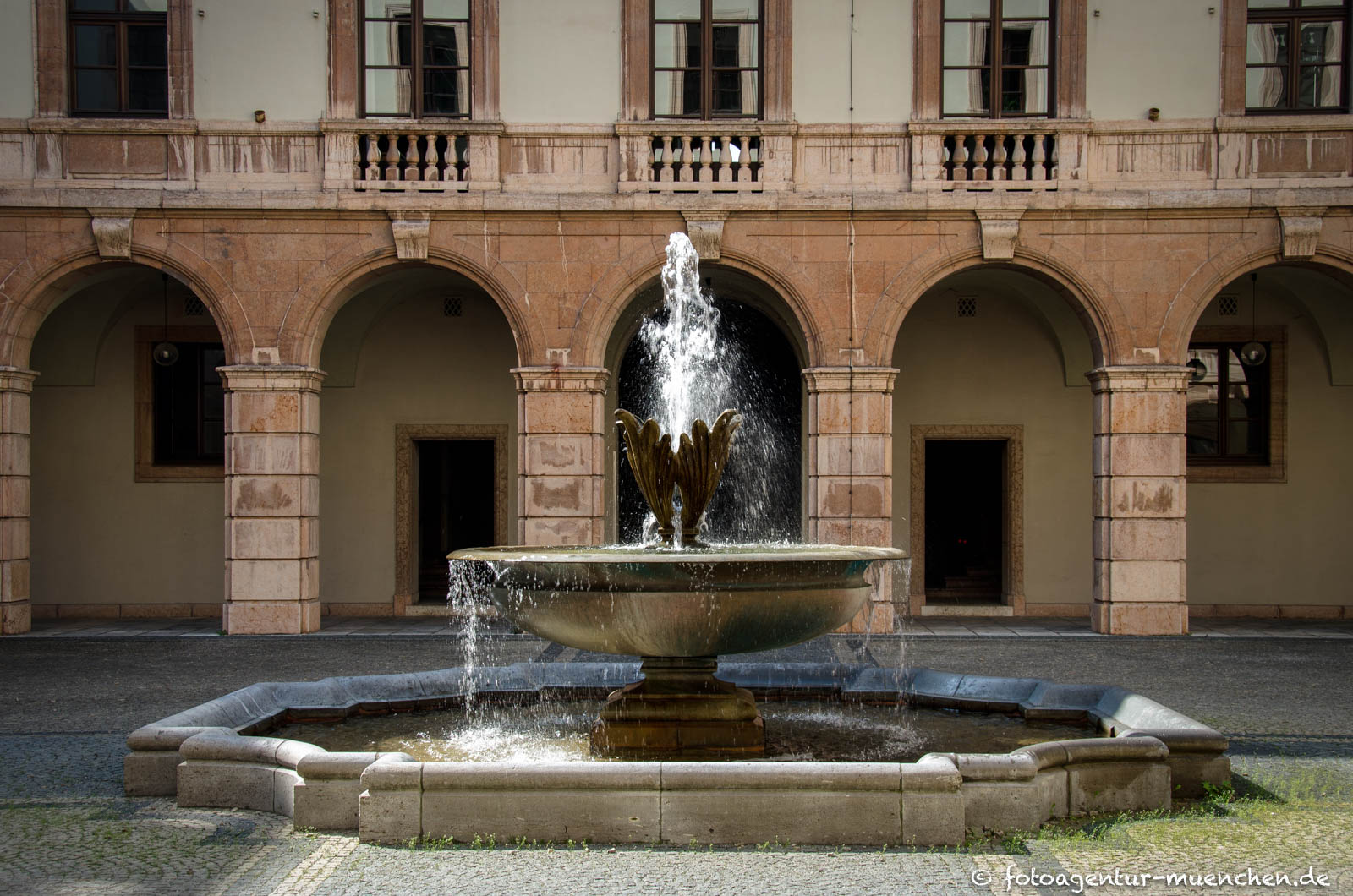 Akanthusblüten-Brunnen