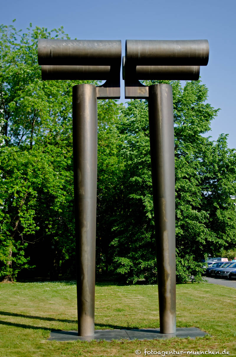 Plastik - »Große Torfigur« von Fritz Koenig