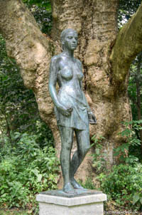 Mädchenstatue