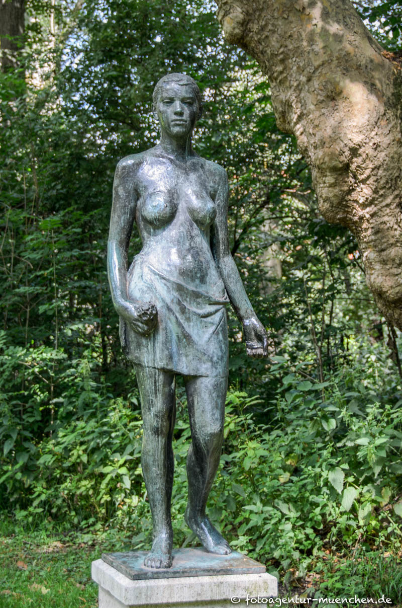 Mädchenstatue
