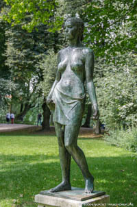 Mädchenstatue