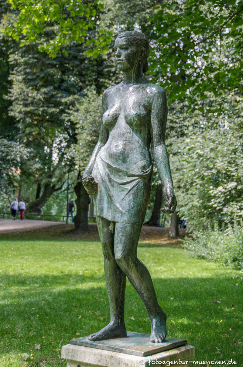 Mädchenstatue