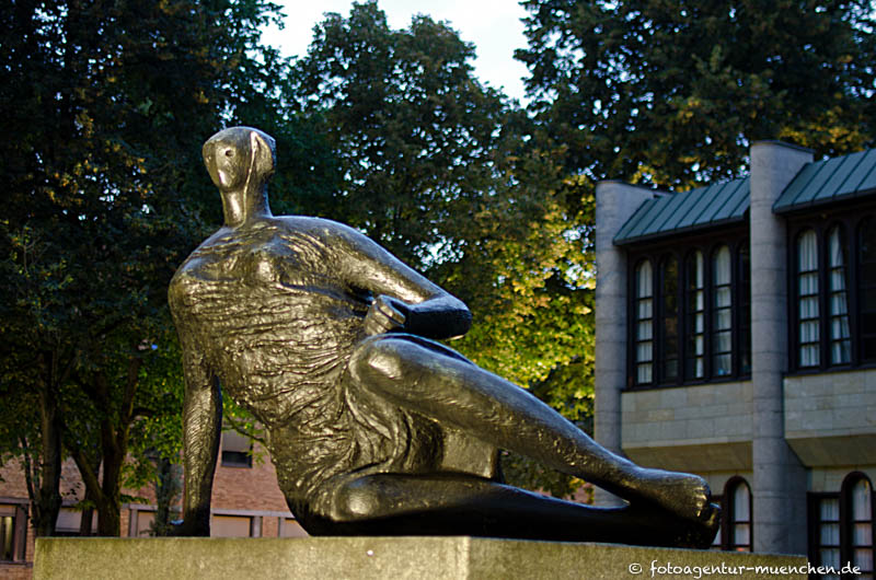 Grosse Liegende - Moore Henry – Denkmal/Kunstwerk in München