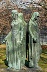 Kriegerdenkmal: Die Trauernden - Kroher Karl