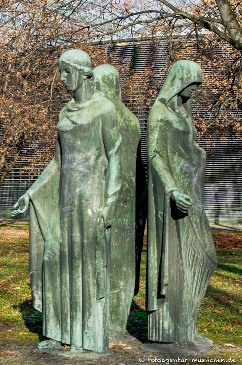 Die Trauernden - Kroher Karl – Denkmal/Kunstwerk in München