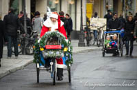 Weihnachtsmann auf dem Fahrrad