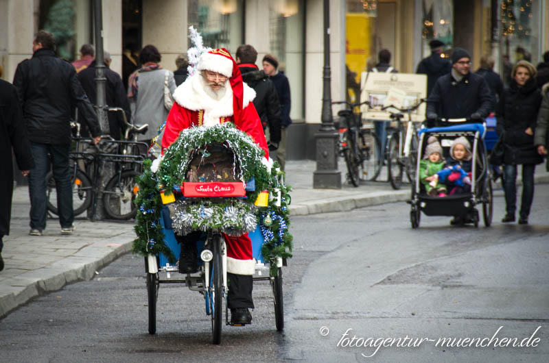Weihnachtsmann auf dem Fahrrad