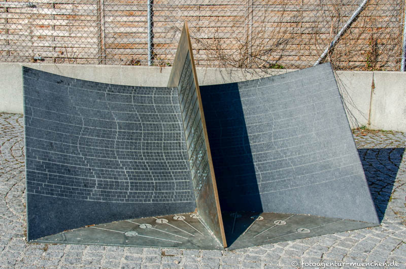Sonnenuhr - Heinrich-Heine-Gymnasium - Gerg Blasius – Denkmal/Kunstwerk in München
