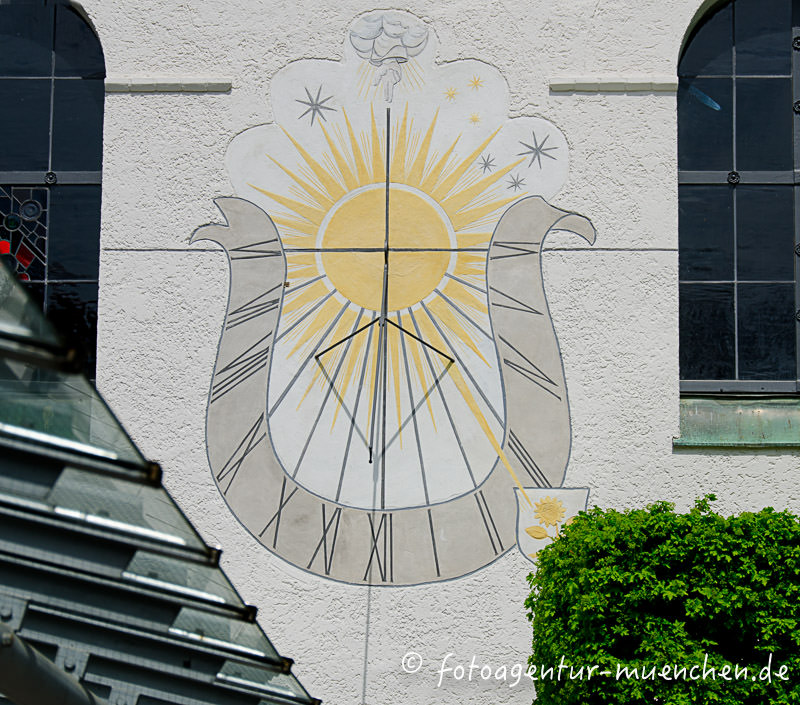 Sonnenuhr an der Kirche Heilig Blut