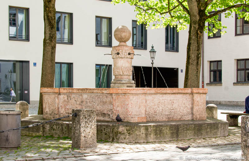 Rotmarmorbunnen - Unbekannt – Denkmal/Kunstwerk in München