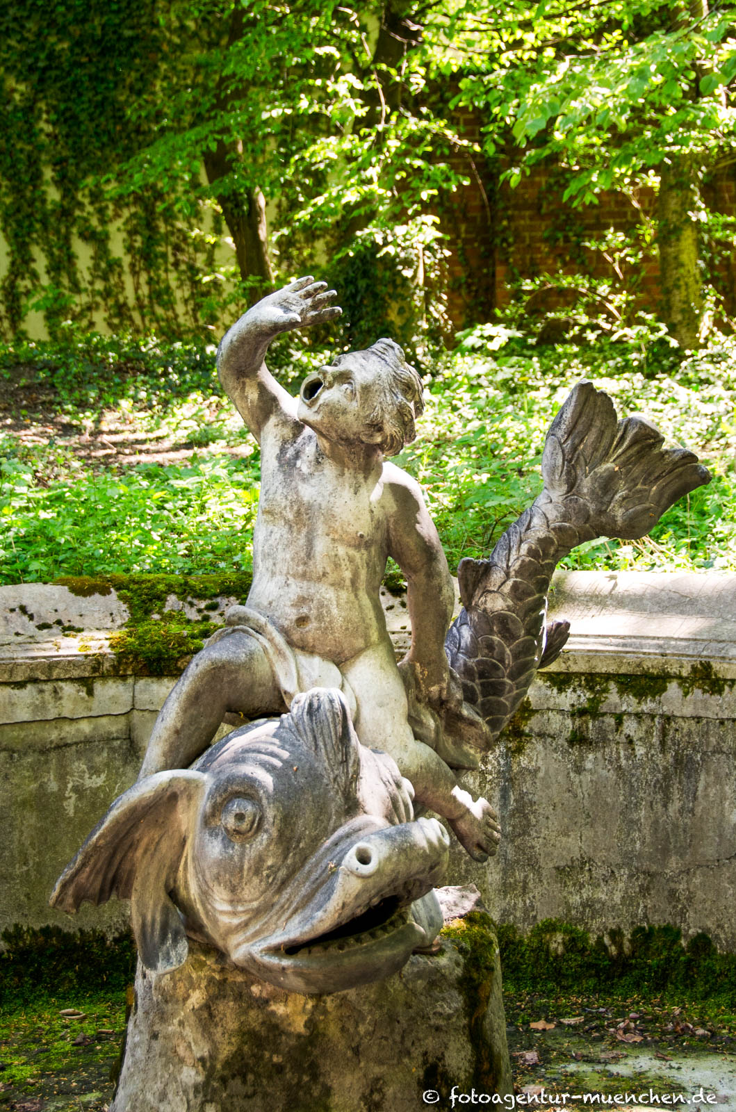 Putto auf Waller reitend