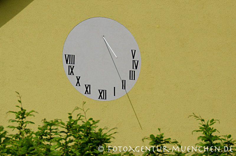Sonnenuhr am Wohnhaus