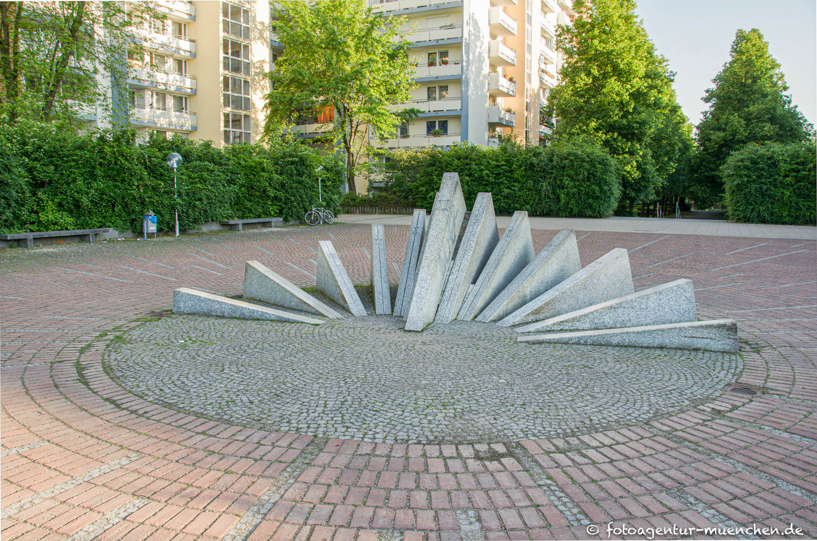 Sonnenuhr aus Steinplatten