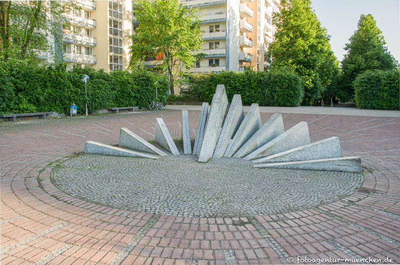 Sonnenuhr aus Steinplatten - Gerg Blasius – Denkmal/Kunstwerk in München
