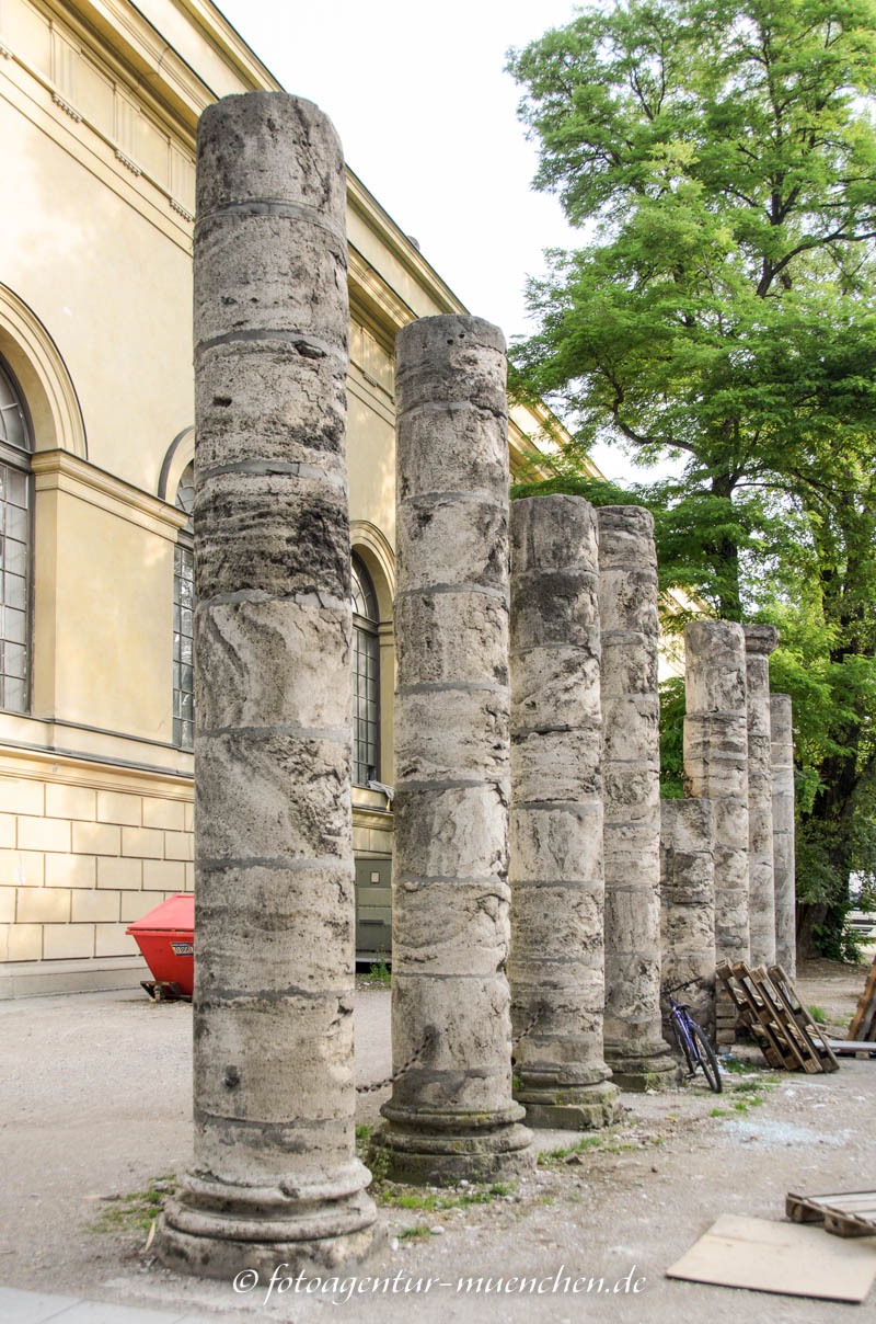 Ehemalige Säulen des Nationaltheaters – Denkmal/Kunstwerk in München