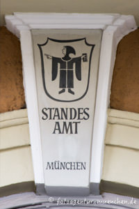 Münchner Kindl am Standesamt