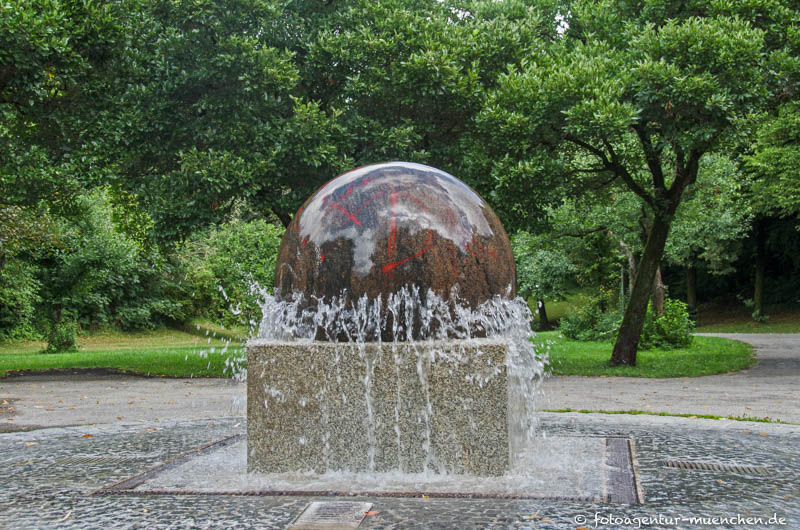 Oblio (Schwimmende Kugel) - Tobin Christian – Denkmal/Kunstwerk in München