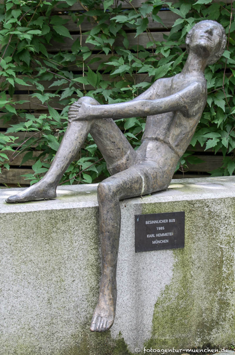 Besinnlicher Bub – Denkmal/Kunstwerk in München