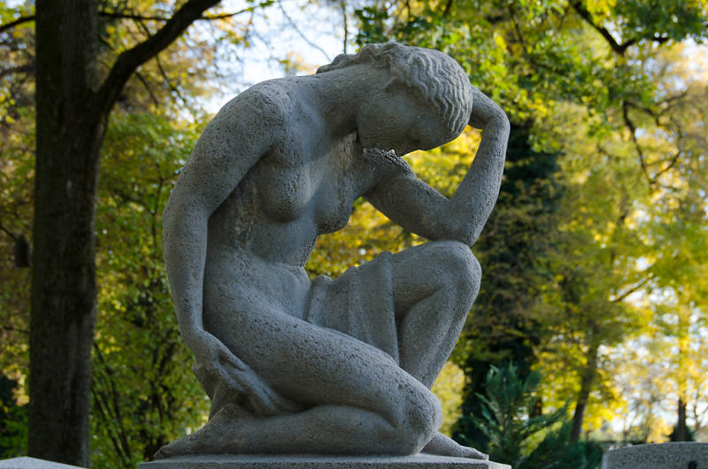 Trauernde auf dem Westfriedhof