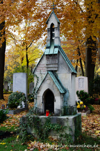 Grabmal in Kirchenform