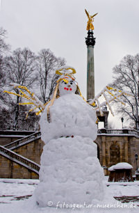 Friendensegel als Schneemann