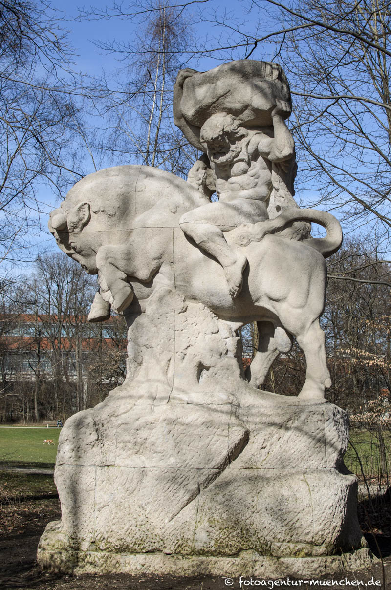 Kraft (Herkules auf Stier) - Behn Fritz – Denkmal/Kunstwerk in München