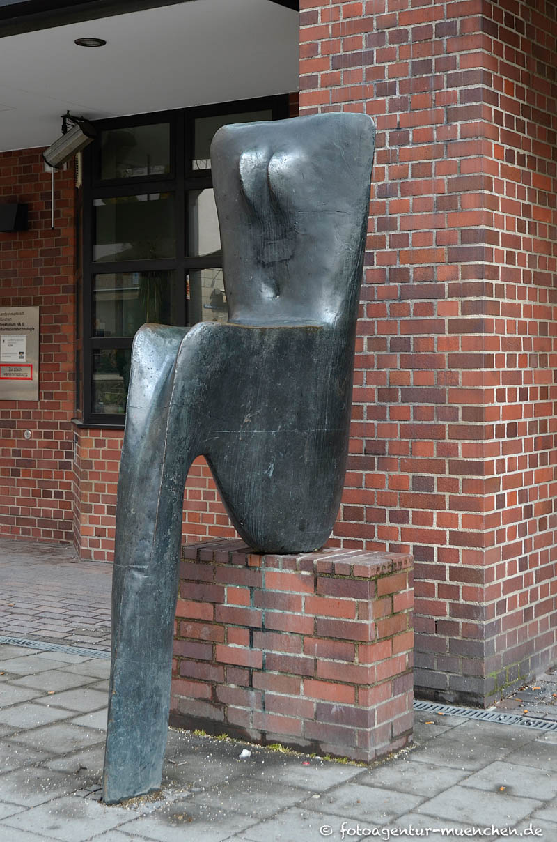 Großer sitzender weiblicher Torso