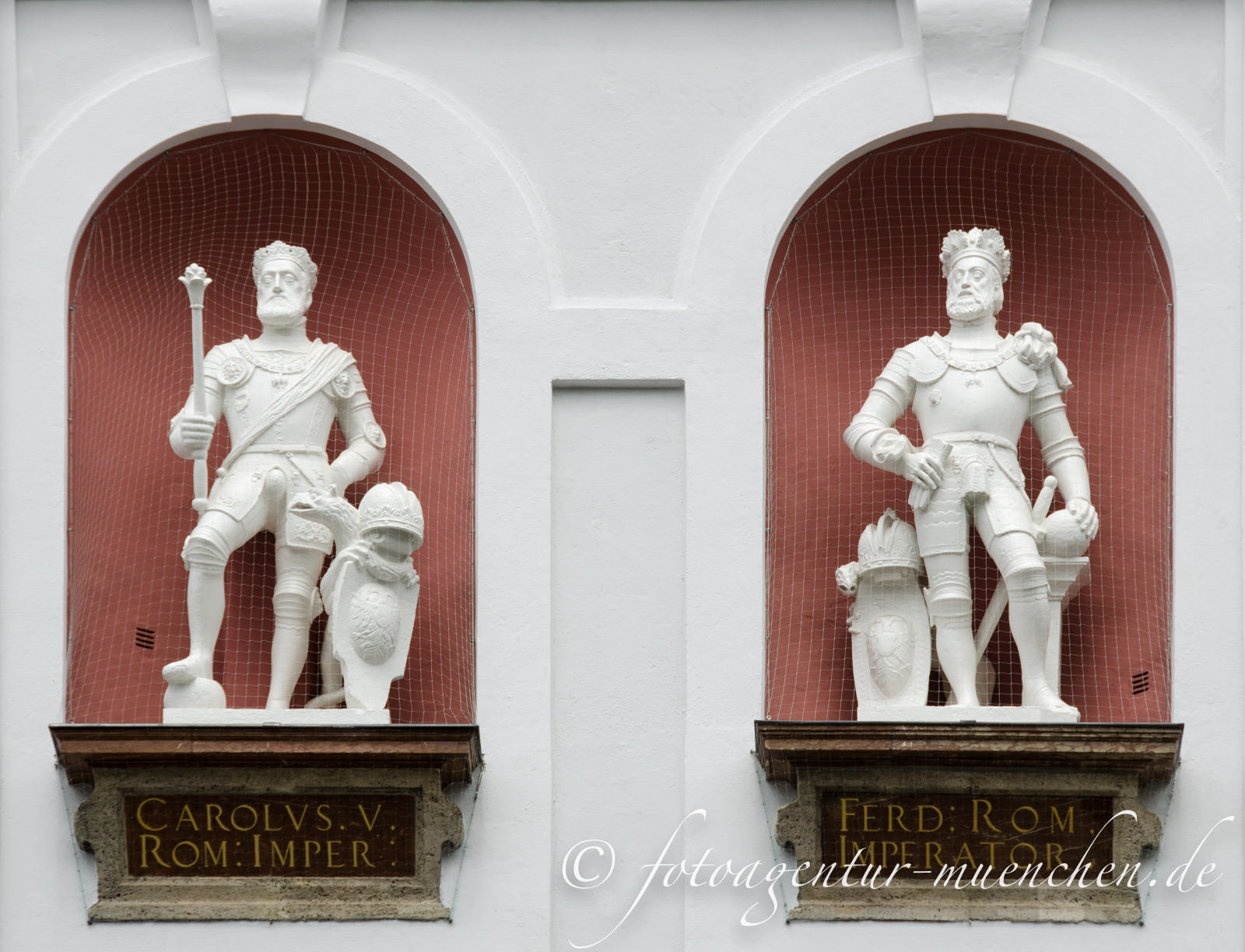 Figuren an der Außenfassade St. Michael