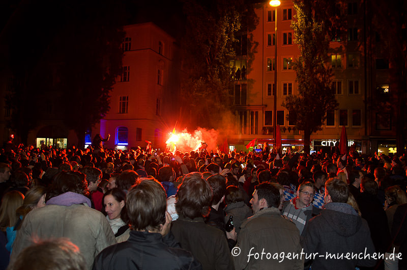 FC Bayern-Fans feiern in der Leopoldstraße