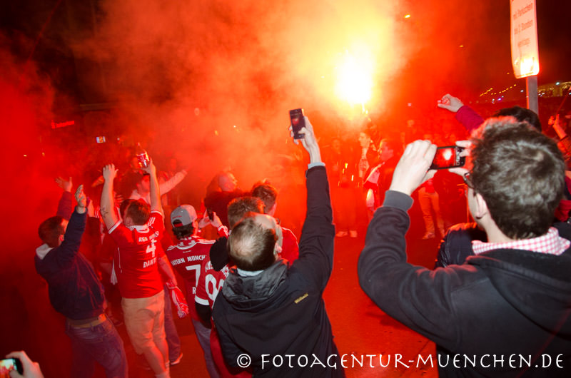 FC Bayern-Fans feiern in der Leopoldstraße